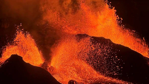 [Video] Khoảnh khắc núi lửa hoạt động mạnh nhất thế giới phun trào trở lại tại Hawaii