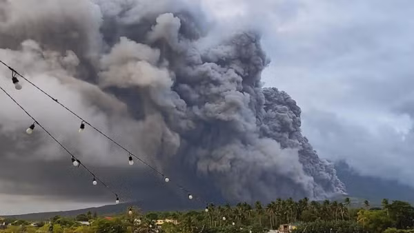 [Video] Tro bụi núi lửa bao phủ, hàng nghìn người dân Philippines sơ tán khẩn cấp