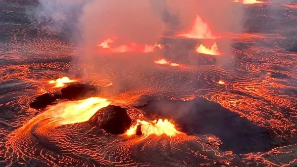 [Video] Núi lửa Kilauea, Hawaii phun trào mạnh, cột dung nham cao hàng trăm mét