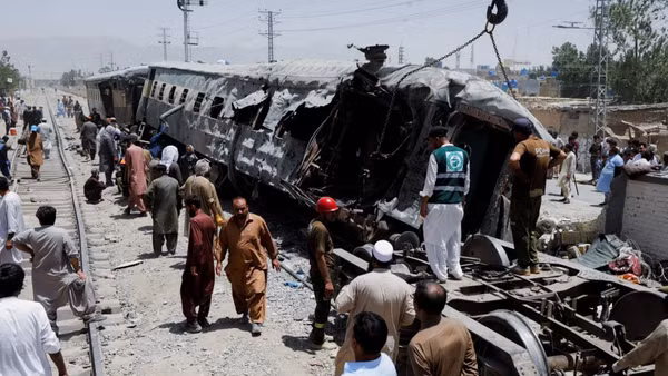 [Video] Hơn 100 người thương vong do đánh bom khủng bố đường sắt ở Pakistan