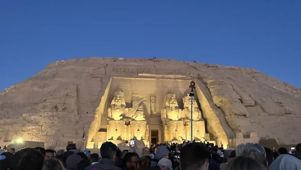 [Video] Hiện tượng “Mặt trời thẳng hàng” tại Ai Cập thu hút hàng trăm du khách