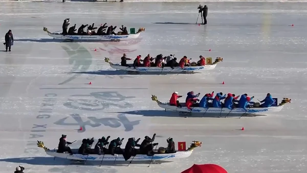 [Video] Sôi động giải đua thuyền rồng trên băng ở Tân Cương, Trung Quốc