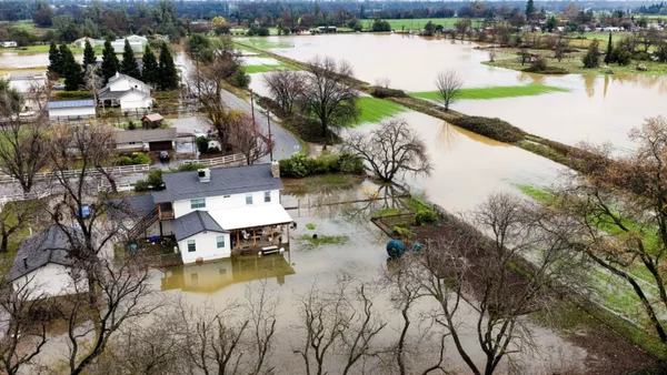 [Video] Hàng trăm người vẫn bị cô lập trong mưa lũ diện rộng tại California