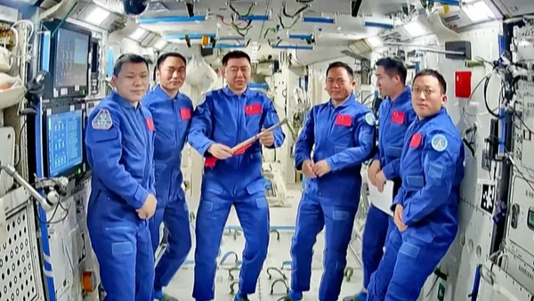 [Video] Trung Quốc hoãn ngày trở về của Tàu Thần Châu 20 do nghi va chạm