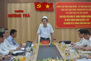 Phó Chủ tịch Ủy ban nhân dân thành phố Đà Nẵng Trần Nam Hưng phát biểu tại buổi làm việc với Đảng ủy, Ủy ban nhân dân phường Hương Trà.