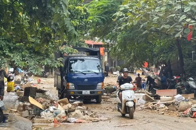 Sau lũ lụt, nhiều tuyến đường ở phường Hà Giang 2 vẫn ngập trong bùn đất.