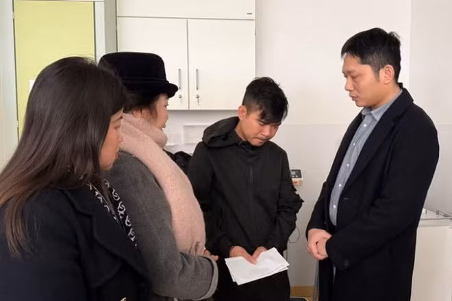 Tham tán Vũ Sơn Tùng (ngoài cùng, bên phải) thăm hỏi và động viên anh Nguyễn Hồng K. (Ảnh: Thu Hằng/TTXVN)