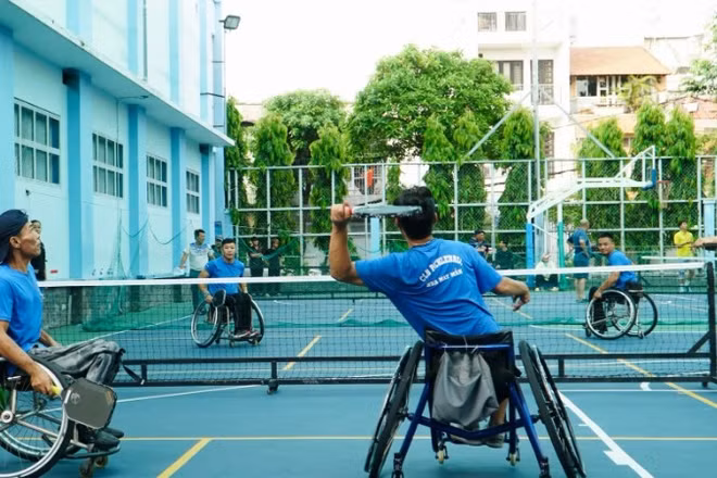 Các vận động viên người khuyết tật thi đấu tại Giải "Pickleball vì cộng đồng" tại Thành phố Hồ Chí Minh. (Ảnh: PLO)