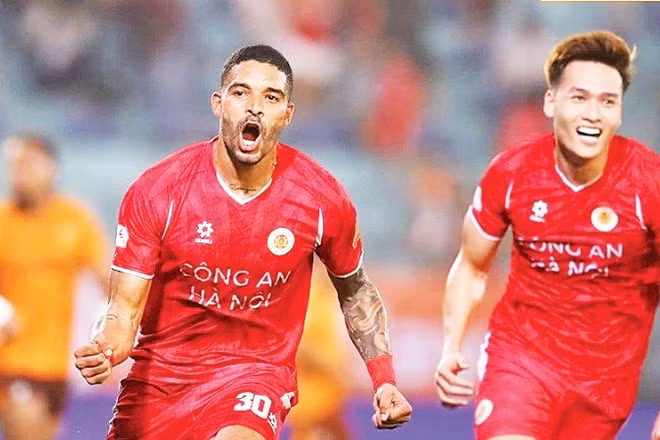 Cầu thủ Alves Rogerio Dos Santos (bên trái) lập cú đúp giúp Công an Hà Nội thắng 3-1.