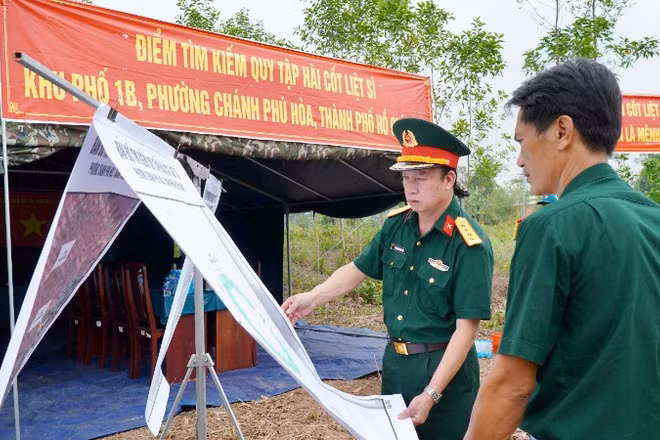 Đại tá Nguyễn Đình Chuẩn, Phó Chính ủy Bộ Tư lệnh Thành phố Hồ Chí Minh theo dõi bản đồ vị trí khu quy tập. 