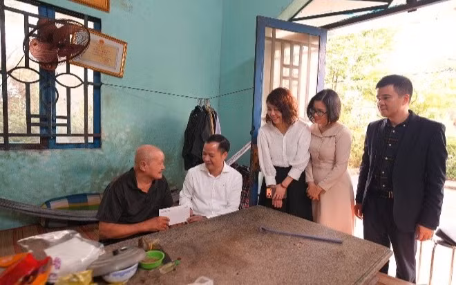 Ông Lê Hoàng Tùng, Phó Tổng Giám đốc Vietcombank; bà Lê Thị Thu Hà, Phó Chủ tịch thường trực Công đoàn Vietcombank và đại diện ngân hàng đến thăm hỏi, động viên cựu chiến binh Châu Văn Đực tại gia đình.