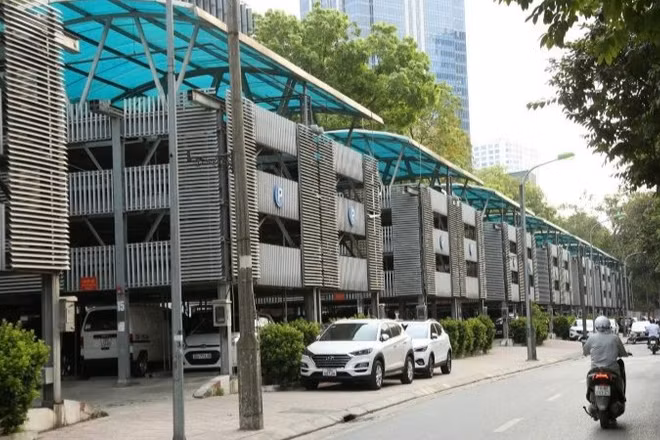 Điểm trông giữ xe cao tầng trên phố Nguyễn Công Hoan, Hà Nội. 