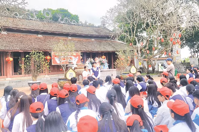 Học sinh tìm hiểu tại Văn Miếu Mao Điền (thành phố Hải Phòng).