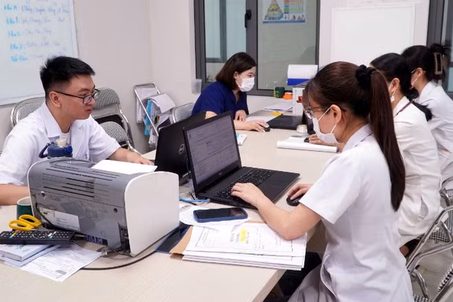 Ứng dụng bệnh án điện tử giúp bác sĩ tìm kiếm thông tin của người bệnh nhanh chóng, chính xác, tiết kiệm thời gian. (Ảnh TTXVN)