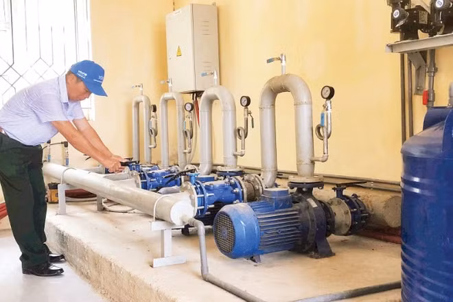 Nhân viên công trình cấp nước sinh hoạt xã Nhữ Khê, tỉnh Tuyên Quang vận hành máy bơm cấp nước cho nhân dân trên địa bàn xã.