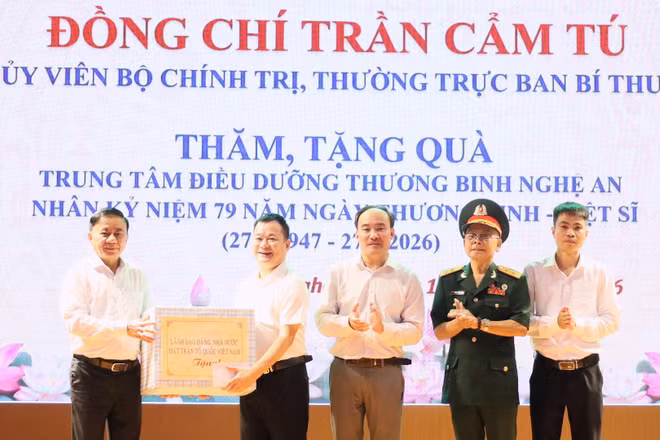 Thường trực Ban Bí thư Trần Cẩm Tú thăm, tặng quà Trung tâm Điều dưỡng thương binh Nghệ An.