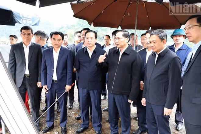Đồng chí Bùi Thanh Sơn, Ủy viên Trung ương Đảng, Phó Thủ tướng Chính phủ cùng đoàn công tác kiểm tra tiến độ triển khai dự án xây dựng tuyến đường Chiềng Sinh-Chiềng Ngần.