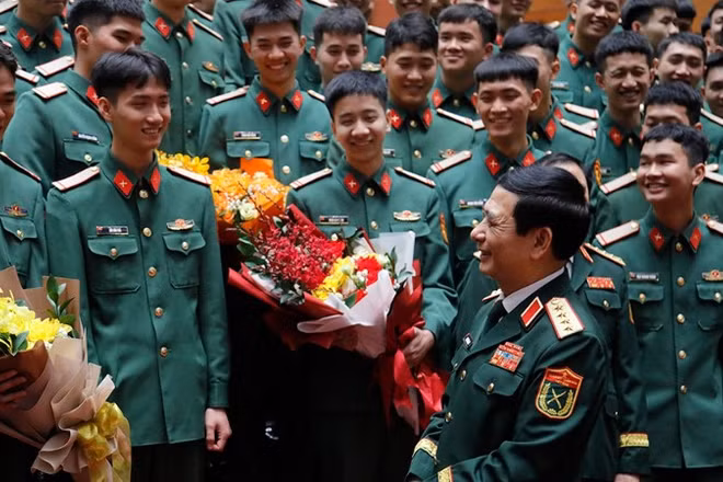 Đại tướng Phan Văn Giang trò chuyện, động viên các chiến sĩ chuẩn bị xuất ngũ. (Ảnh: Cổng thông tin điện tử Bộ Quốc phòng)