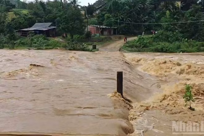 Nhiều ngầm tràn tại xã Hướng Hiệp bị ngập sâu, nước chảy xiết.