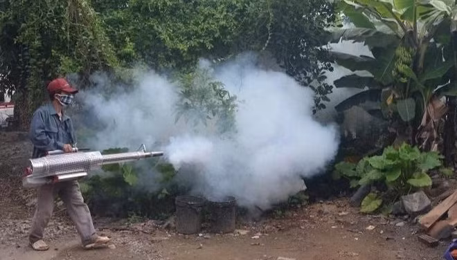 Cán bộ y tế thành phố Hà Nội phun hóa chất diệt muỗi phòng chống bệnh sốt xuất huyết. (Ảnh: VÂN VÂN)