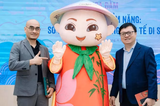 Ủy viên Trung ương Đảng, Tổng Biên tập Báo Nhân Dân, Phó Trưởng Ban Tuyên giáo và Dân vận Trung ương, Chủ tịch Hội Nhà báo Việt Nam Lê Quốc Minh cùng ông Đào Trọng Huy, Chủ tịch Tập đoàn AnnGroup chụp ảnh lưu niệm cùng bản demo mascot Anh Tre tại tọa đàm “Khơi dậy tiềm năng: Sở hữu trí tuệ trong kinh tế di sản” trong chuỗi sự kiện mừng Ngày Sở hữu trí tuệ 2026.