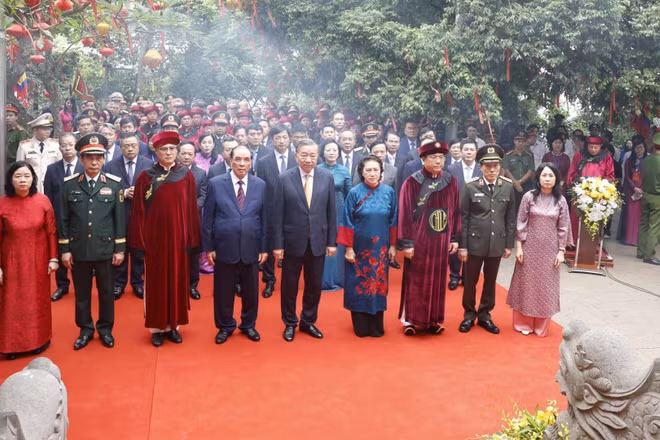 Tổng Bí thư, Chủ tịch nước Tô Lâm và các đồng chí lãnh đạo, Đảng nhà nước thực hiện nghi thức tưởng niệm các Vua Hùng tại Đền Thượng. (Ảnh: Thống Nhất/TTXVN)