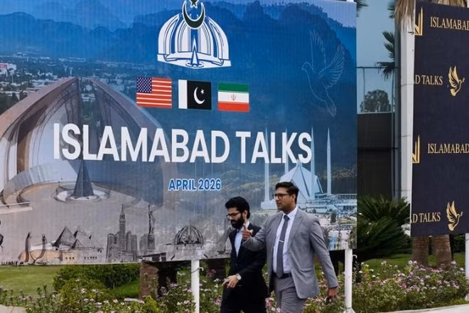 Người dân đi ngang qua trung tâm báo chí nơi diễn ra cuộc đàm phán giữa Mỹ và Iran tại Islamabad, Pakistan, ngày 11/4/2026. (Ảnh: Xinhua/Wang Shen)