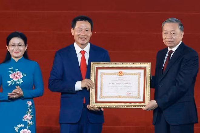 Tổng Bí thư, Chủ tịch nước Tô Lâm trao Huân chương Lao động hạng Nhất tặng thành phố Đồng Nai. (Ảnh: THIÊN VƯƠNG)