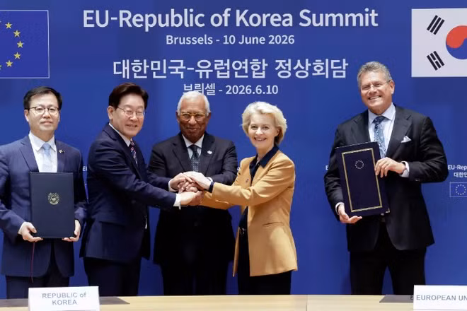 Trong khuôn khổ Hội nghị Thượng đỉnh Liên minh châu Âu (EU)-Hàn Quốc diễn ra tại Brussels (Bỉ) ngày 10/6/2026, EU và Hàn Quốc đã chính thức ký kết Hiệp định thương mại kỹ thuật số (DTA), đánh dấu bước phát triển mới trong quan hệ đối tác kinh tế giữa hai bên và khẳng định cam kết thúc đẩy thương mại mở, minh bạch, dựa trên luật lệ. Ảnh (từ trái sang): Bộ trưởng Thương mại Hàn Quốc Yeo Han-koo, Tổng thống Hàn Quốc Lee Jae Myung, Chủ tịch Hội đồng châu Âu Antonio Costa, Chủ tịch Ủy ban châu Âu Ursula von der Leyen và Ủy viên EU phụ trách thương mại và an ninh kinh tế Maros Sefcovic tại lễ ký. (Ảnh: Yonhap/TTXVN)