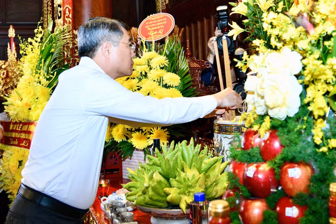 Thủ tướng Lê Minh Hưng dâng hương tưởng niệm Chủ tịch Hồ Chí Minh tại Di tích Đồi E2. (Ảnh: THANH GIANG)