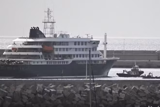 Tàu du lịch MV Hondius neo tại cảng Granadilla trên đảo Tenerife (Tây Ban Nha) để tiến hành sơ tán hành khách, sau khi bùng phát các ca bệnh liên quan đến virus Hanta, ngày 10/5/2026. (Ảnh: THX/TTXVN)