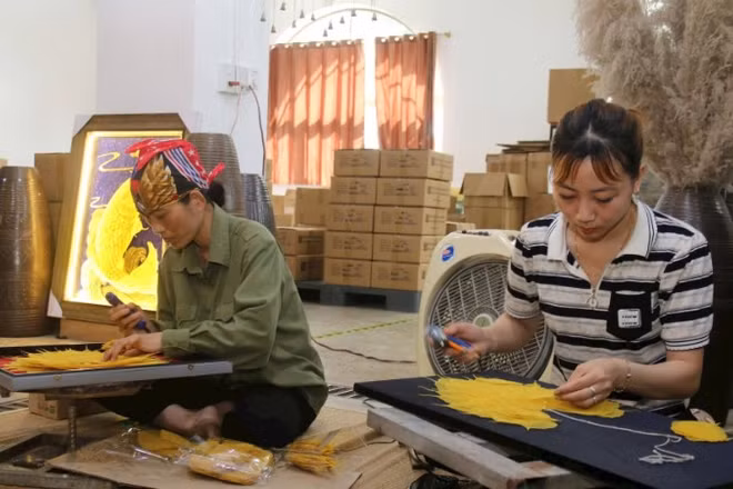 Dòng sản phẩm tranh lá bồ đề đem lại giá trị cao cho người dân tỉnh Ninh Bình.
