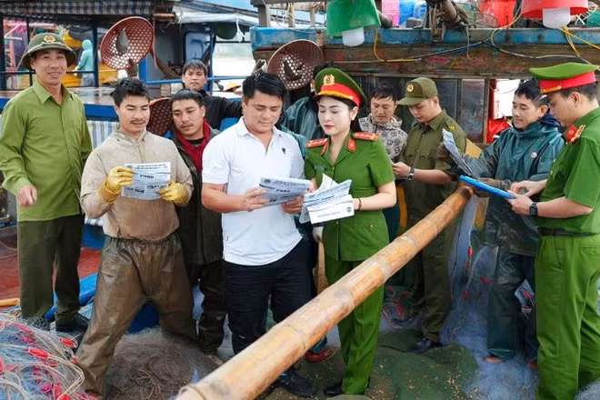 Tuổi trẻ Công an Hưng Yên triển khai phong trào thi đua “Ba nhất” với hàng trăm hoạt động, công trình, phần việc hướng mạnh về cơ sở, thực hiện hóa tinh thần “gần dân nhất”. (Ảnh: PHẠM CƯỜNG)
