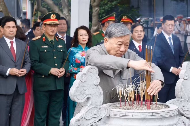 Tổng Bí thư Tô Lâm và Đoàn công tác Trung ương dâng hương tại Khu lưu niệm Tổng Bí thư Nguyễn Văn Cừ, tỉnh Bắc Ninh. (Ảnh: Thống Nhất/TTXVN)