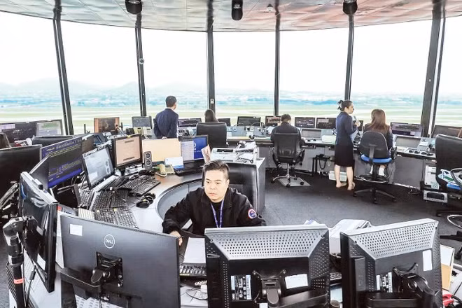 Các kiểm soát viên không lưu trực điều hành bay tại Đài Kiểm soát không lưu Nội Bài (Hà Nội).