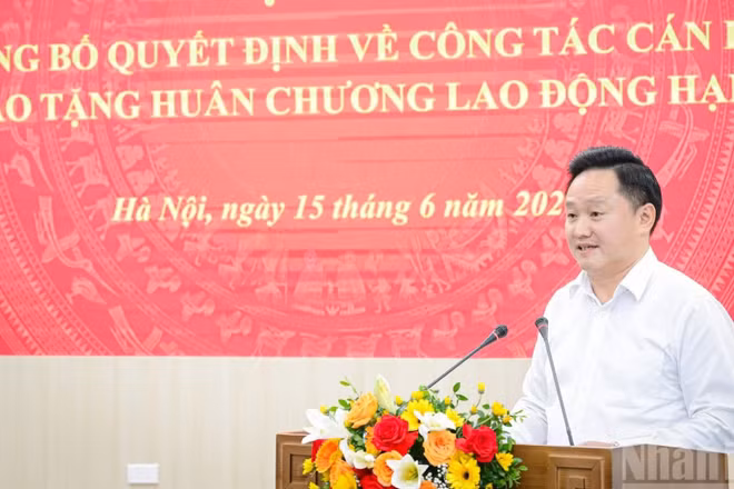 Đồng chí Phan Văn Hùng, Ủy viên Ban Thường vụ Đảng ủy, Phó Tổng Biên tập Báo Nhân Dân.
