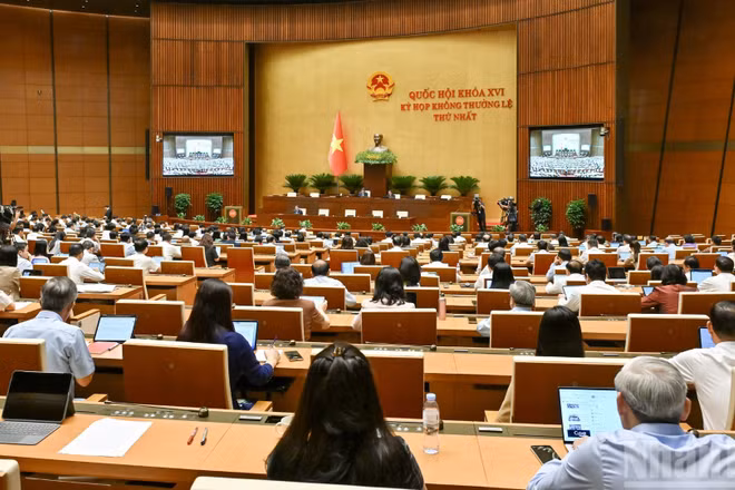 Quốc hội làm việc tại hội trường nghe Tờ trình và Báo cáo thẩm tra dự án Luật sửa đổi, bổ sung một số điều của 9 luật về quân sự, quốc phòng. (Ảnh: THỦY NGUYÊN)