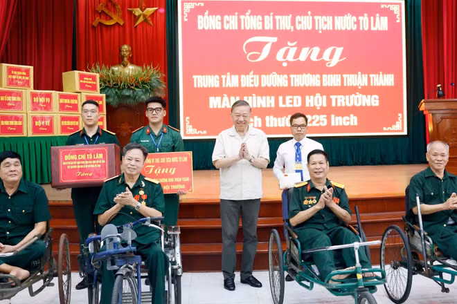 Tổng Bí thư, Chủ tịch nước Tô Lâm tặng quà cho Trung tâm Điều dưỡng thương binh Thuận Thành. (Ảnh: Thống Nhất/TTXVN)