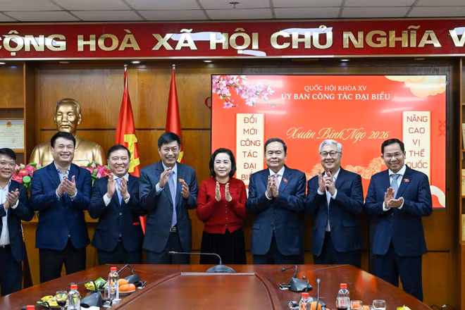 Chủ tịch Quốc hội Trần Thanh Mẫn, Phó Chủ tịch Quốc hội Nguyễn Thị Thanh với Thường trực Ủy ban Công tác đại biểu. (Ảnh: DUY LINH) 