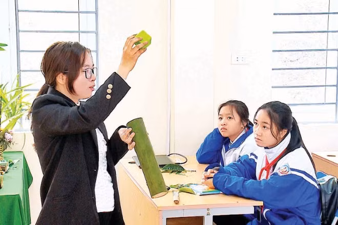 Cô giáo Đào Thị Hồng Quyên hướng dẫn học sinh trong tiết học STEM với tre tại Trường THCS thị trấn Lang Chánh (Thanh Hóa).