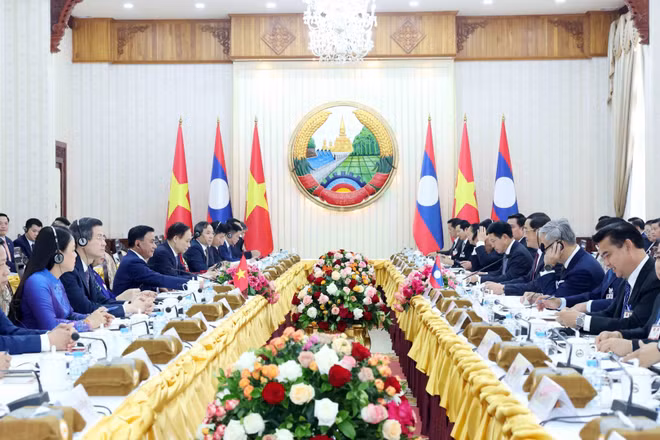 Thường trực Ban Bí thư Trần Cẩm Tú hội kiến Thủ tướng Lào Sonexay Siphandone. (Ảnh: TTXVN)