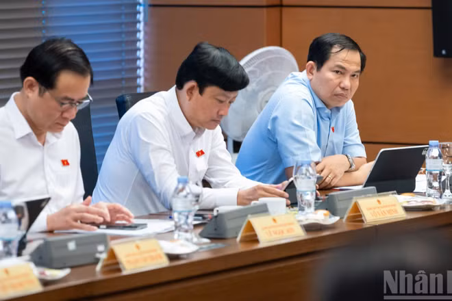 Đại biểu Quốc hội thảo luận tại Tổ về dự án Luật sửa đổi, bổ sung một số điều của Luật Xuất bản. (Ảnh: THỦY NGUYÊN)