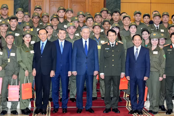 Tổng Bí thư Tô Lâm với các đại biểu tham dự buổi gặp mặt. (Ảnh: ĐĂNG KHOA)