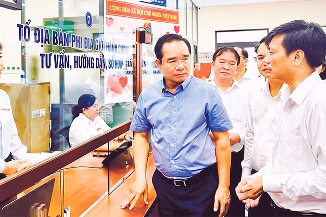 Chủ tịch Ủy ban nhân dân Thành phố Hồ Chí Minh Nguyễn Văn Được khảo sát Trung tâm Phục vụ hành chính công phường Bà Rịa, lắng nghe ý kiến từ cán bộ trung tâm, trong đó có Tổ địa bàn phi địa giới hành chính.