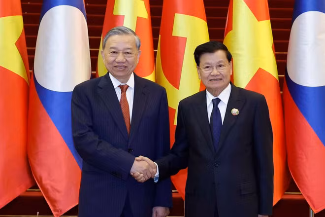 Tổng Bí thư Tô Lâm và Tổng Bí thư, Chủ tịch nước Lào Thongloun Sisoulith đồng chủ trì Cuộc gặp cấp cao giữa Đảng Cộng sản Việt Nam và Đảng Nhân dân Cách mạng Lào. (Ảnh: Thống Nhất/ TTXVN)