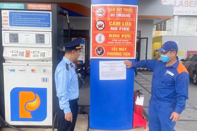 Lực lượng Quản lý thị trường Đà Nẵng thực hiện kiểm tra, giám sát hoạt động của các cửa hàng xăng dầu.