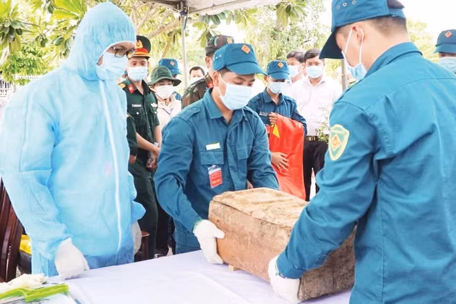 Lấy mẫu hài cốt liệt sĩ để giám định ADN.