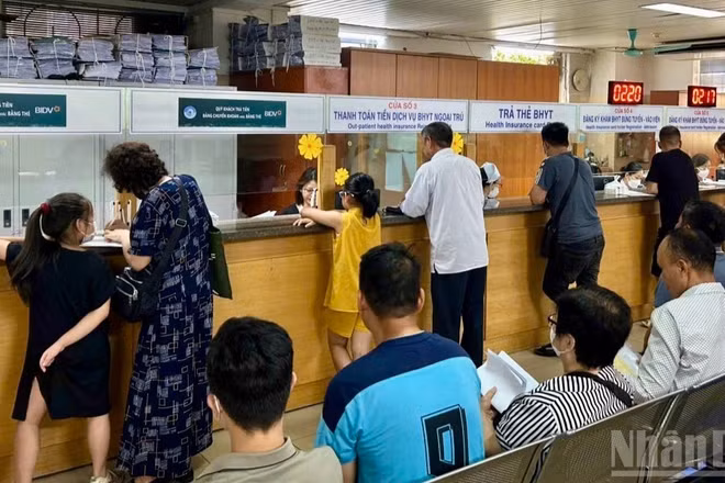 Người dân đăng ký khám, chữa bệnh tại Bệnh viện. (Ảnh: ĐỖ THOA)