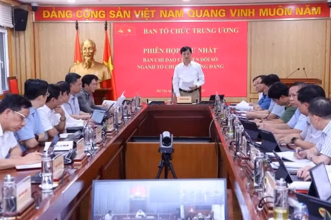 Ủy viên Bộ Chính trị, Bí thư Trung ương Đảng, Trưởng Ban Tổ chức Trung ương Nguyễn Duy Ngọc, Trưởng Ban Chỉ đạo chuyển đổi số ngành Tổ chức xây dựng Đảng phát biểu chỉ đạo. (Ảnh: Văn Điệp/TTXVN)