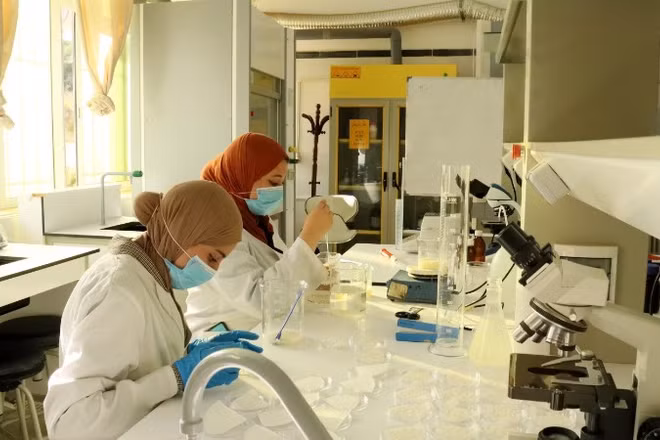Phòng Thí nghiệm vi sinh hiện đại của Trường đại học Skikda, Algeria. (Ảnh: TTXVN)